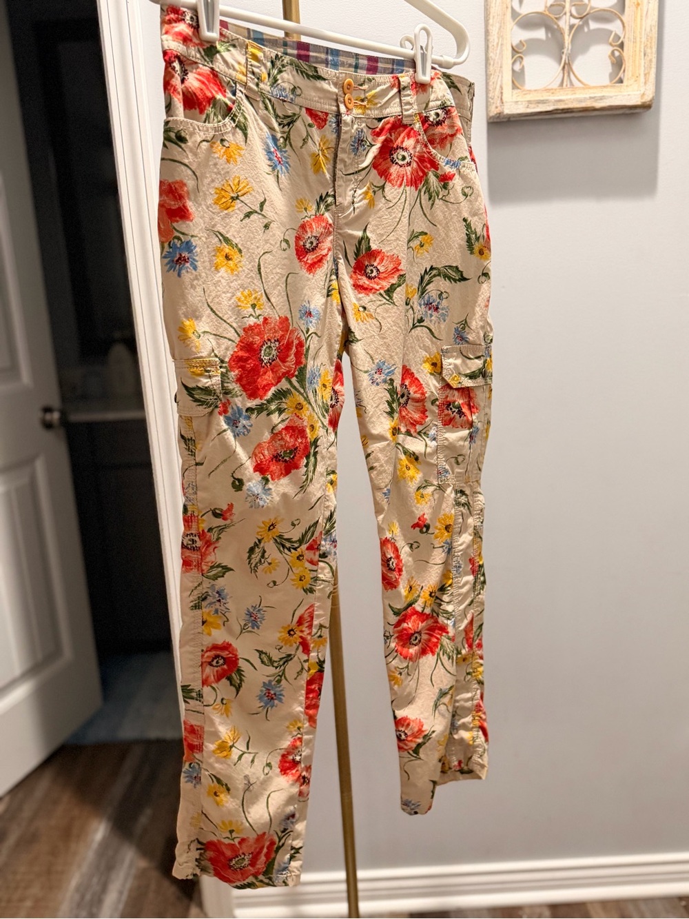 Hei hei Utility Floral Ankle Cargo Jeans in Beige with Red & Yellow Blooms